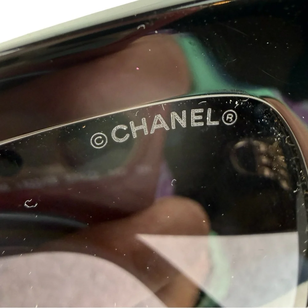 CHANEL RECTANGLE SUNGLASSES Acetate, Black & Gold - Lens Gray, Gradient